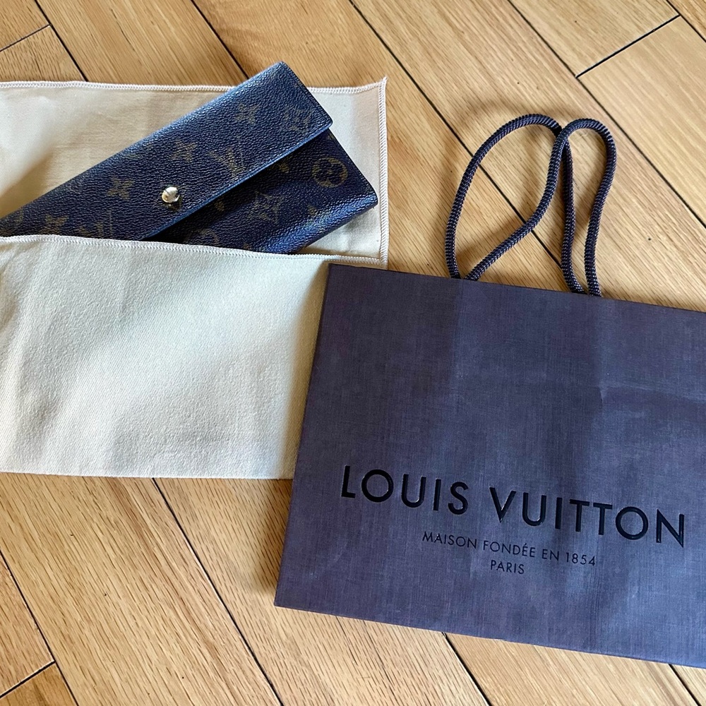 **SOLD** Authentic LV Monogram Tri Fold Wallet, great condition S #T30121